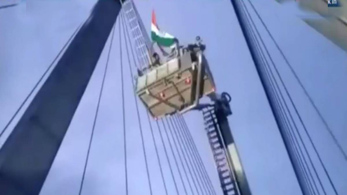 टावर पर चढ़ा युवक