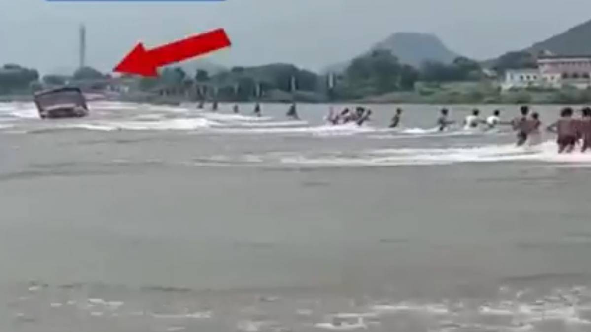 राजस्थान को टोंक में फंसा ट्रक (फोटो टीवी ग्रैब)