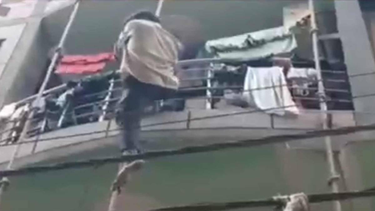 दिल्ली में आग से बचने की ट्रेनिंग (फोटो टीवी ग्रैब)