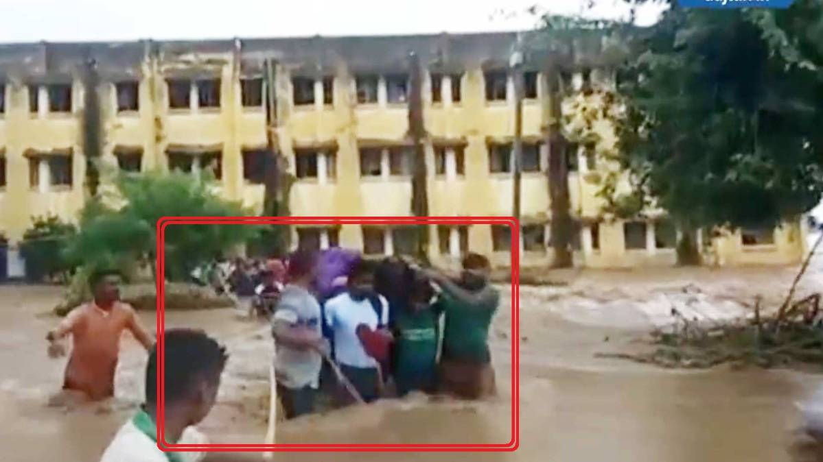 बाढ़ में फंसे बच्चों का हुआ रेसक्यू