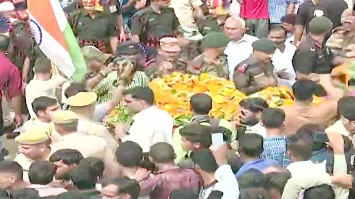 शहीद को आखिरी सालामी (फोटो ANI)