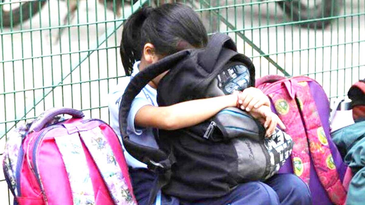 बच्चों के स्कूल बैग के वजन की जांच (Photo: Reuters)