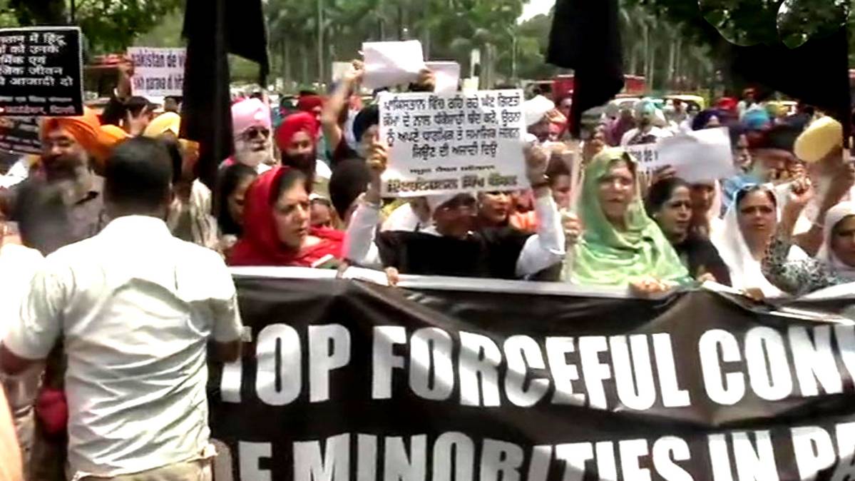 पाकिस्तान में अगवा गैंग के खिलाफ भारत में विरोध प्रदर्शन(Photo: ANI/Twitter)