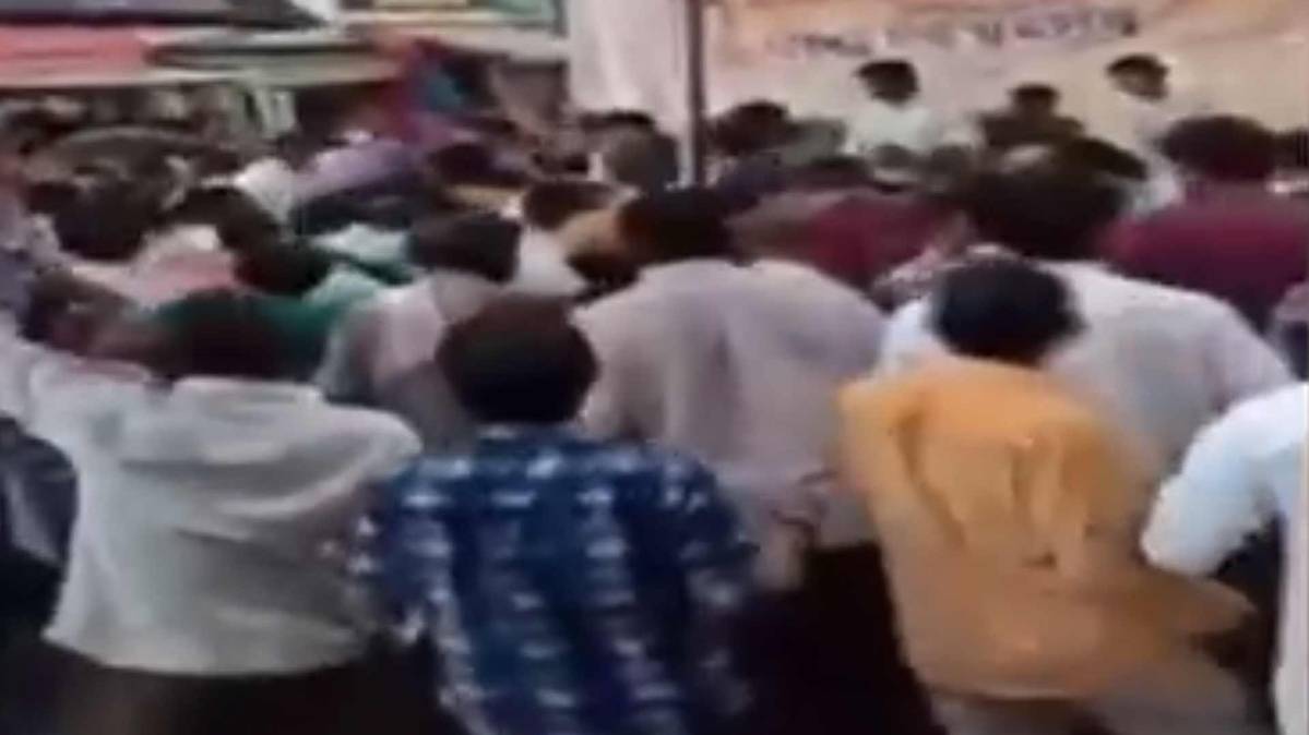 एमपी में सियासी कोहराम, मंच भी धड़ाम