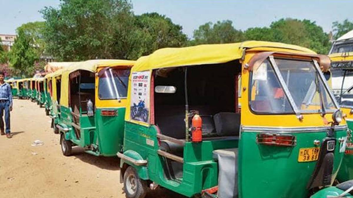 हिंसक हुआ ऑटो चालकों का प्रदर्शन (फोटो-इंडिया टुडे)