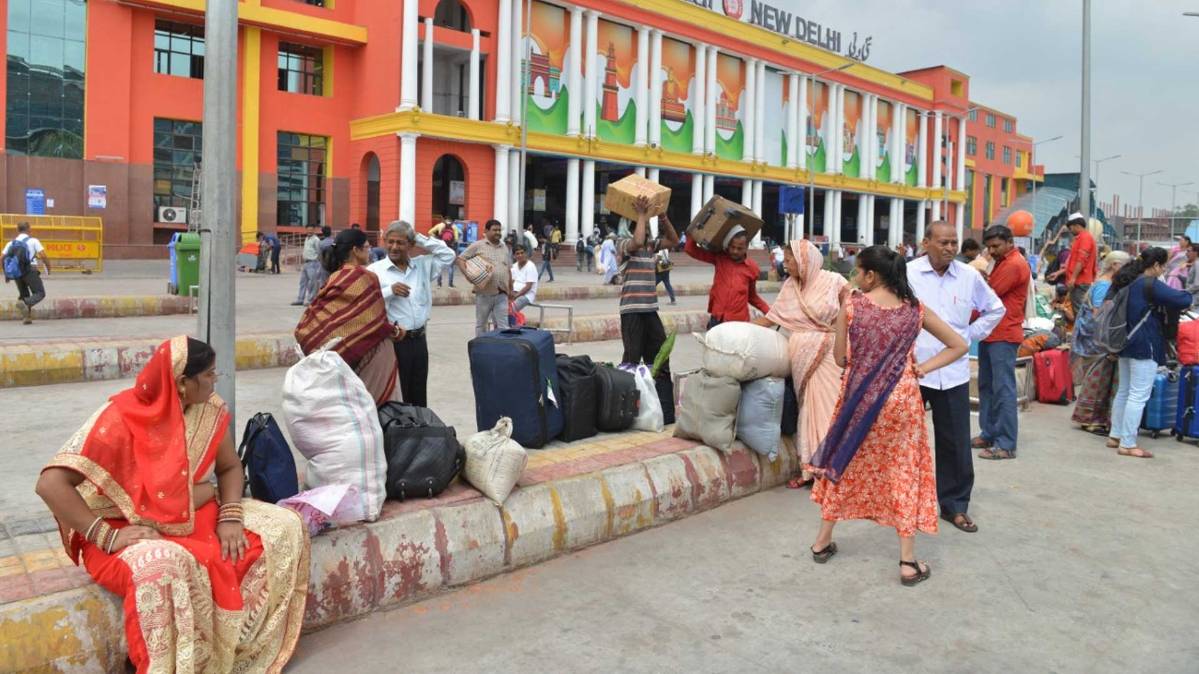 ऑटो-टैक्सी न मिलने से परेशान लोग