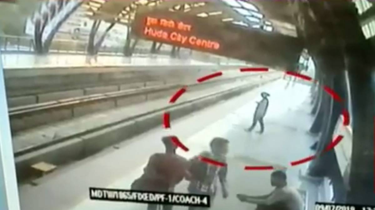 मेट्रो के आगे कूद कर लड़की ने दी जान