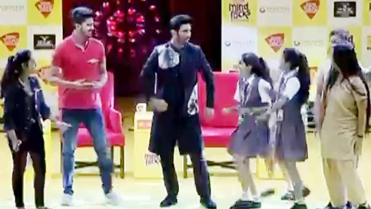 बच्चों के साथ डांस करते हुए सुशांत सिंह राजपुत