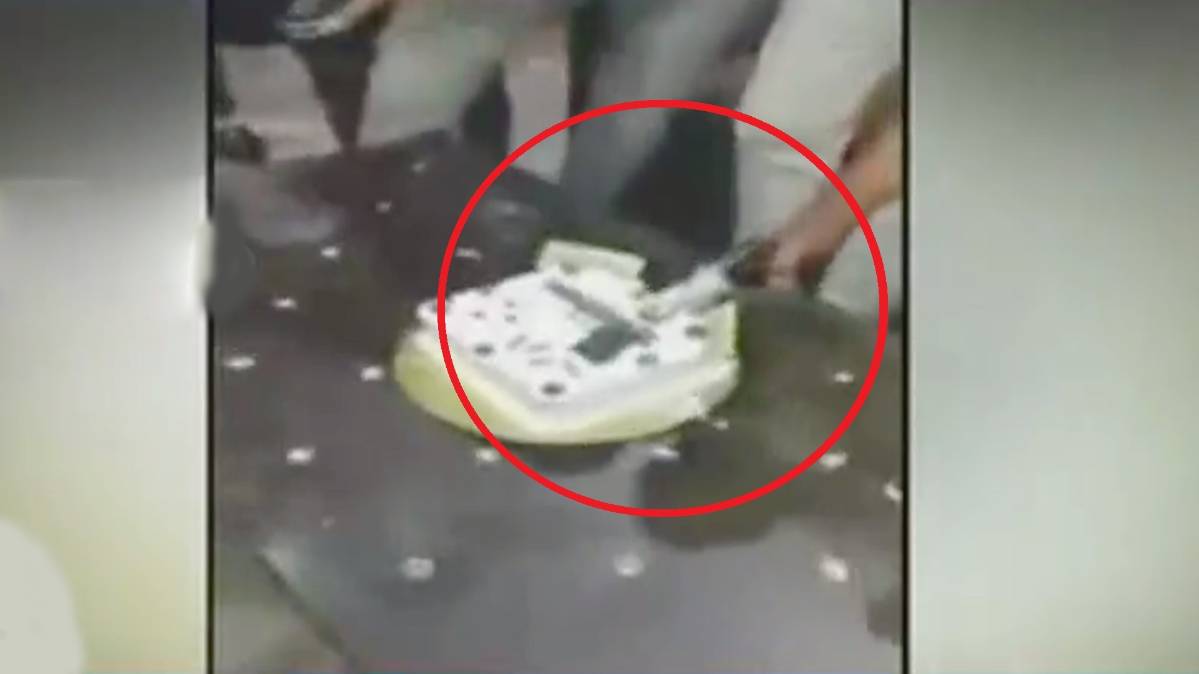 तमंचे पर केक