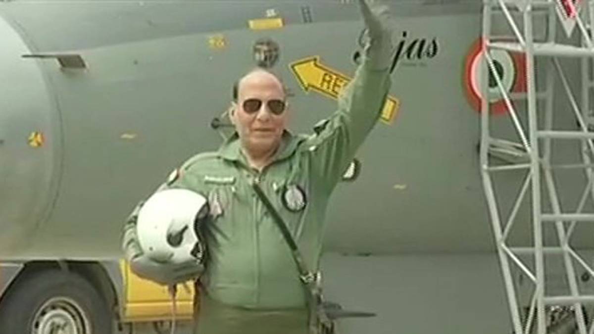 राजनाथ संग तेजस ने उड़ी कामयाबी की उड़ान (फोटो-ANI)