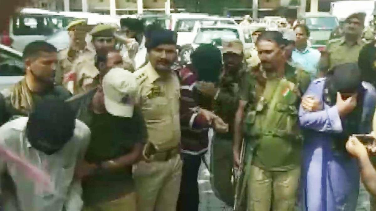 जम्मू-कश्मीर पुलिस ने तीन आतंकियों को गिरफ्तार किया
