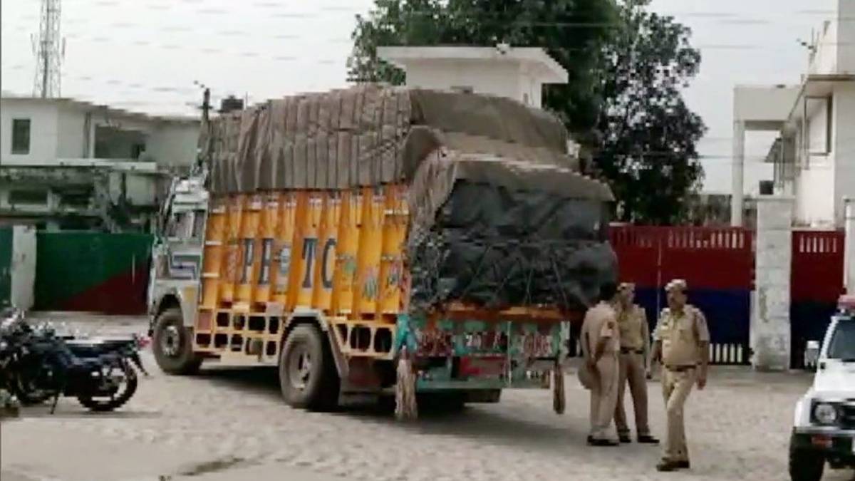 आतंकी गिरफ्तार (फोटो- twitter/@ANI)