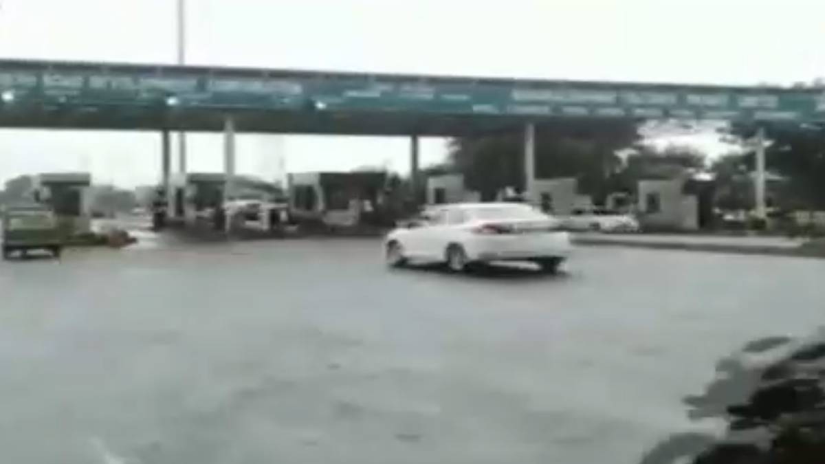 इंदौर-उज्जैन टोल प्लाजा पर बीजेपी नेताओं की गुंडागर्दी (फोटो टीवी ग्रैब)