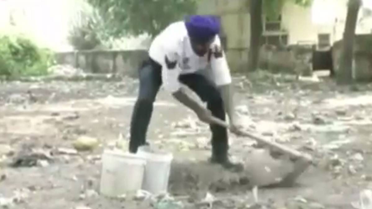 ट्रैफिक पुलिस ने खुद भरे सड़क के गड्ढे