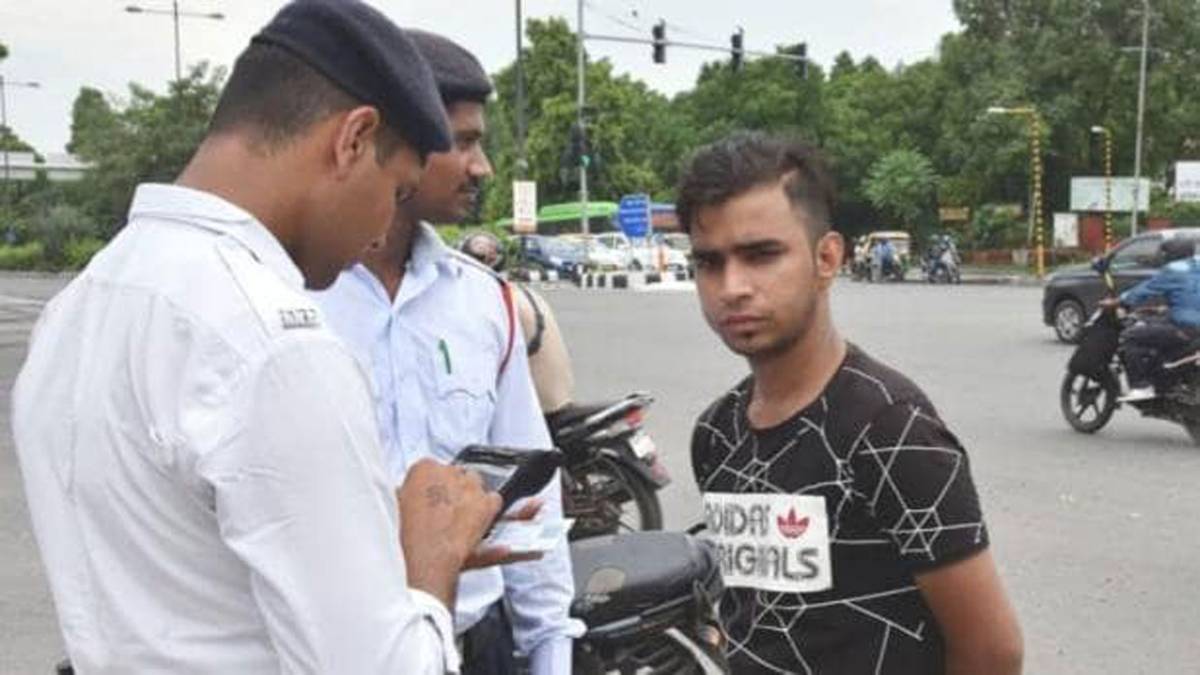 नए मोटर व्हीकल एक्ट का सोशल मीडिया पर मजाक