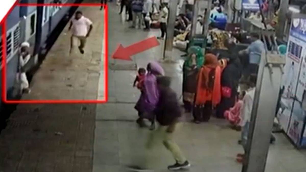 ट्रेन से लटका बुजुर्ग, RPF के जांबाज ने बचाई जान (Video Grab)