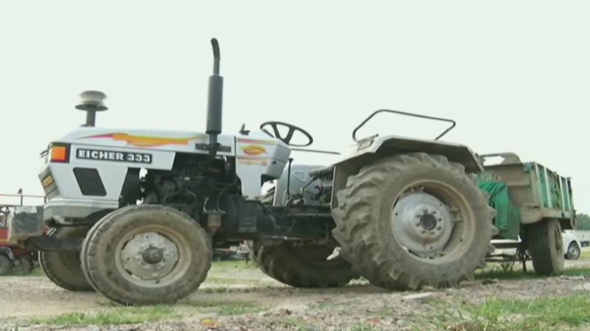 ट्रैक्टर चालक का कटा हजारों का चालान(Photo: ANI/Twitter)