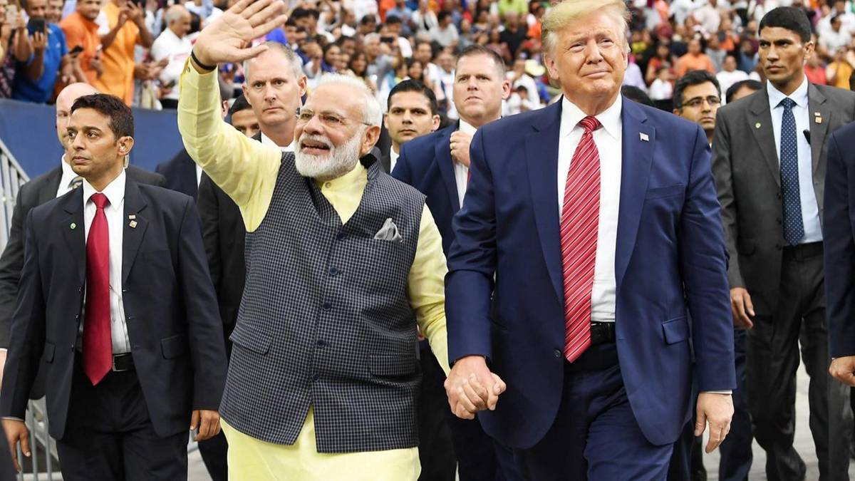 हाउडी मोदी कार्यक्रम में पीएम मोदी और राष्ट्रपति ट्रंप(फोटो-@BJP4Gujarat)