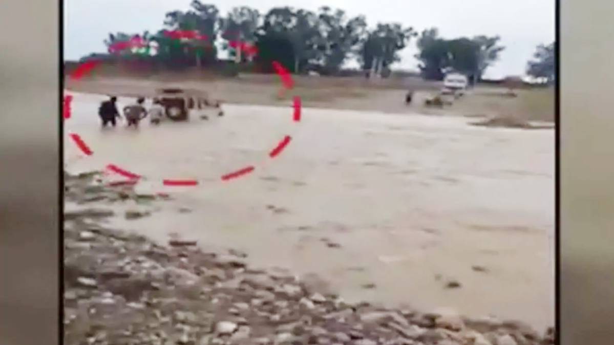 नदी में फंसी गाड़ी