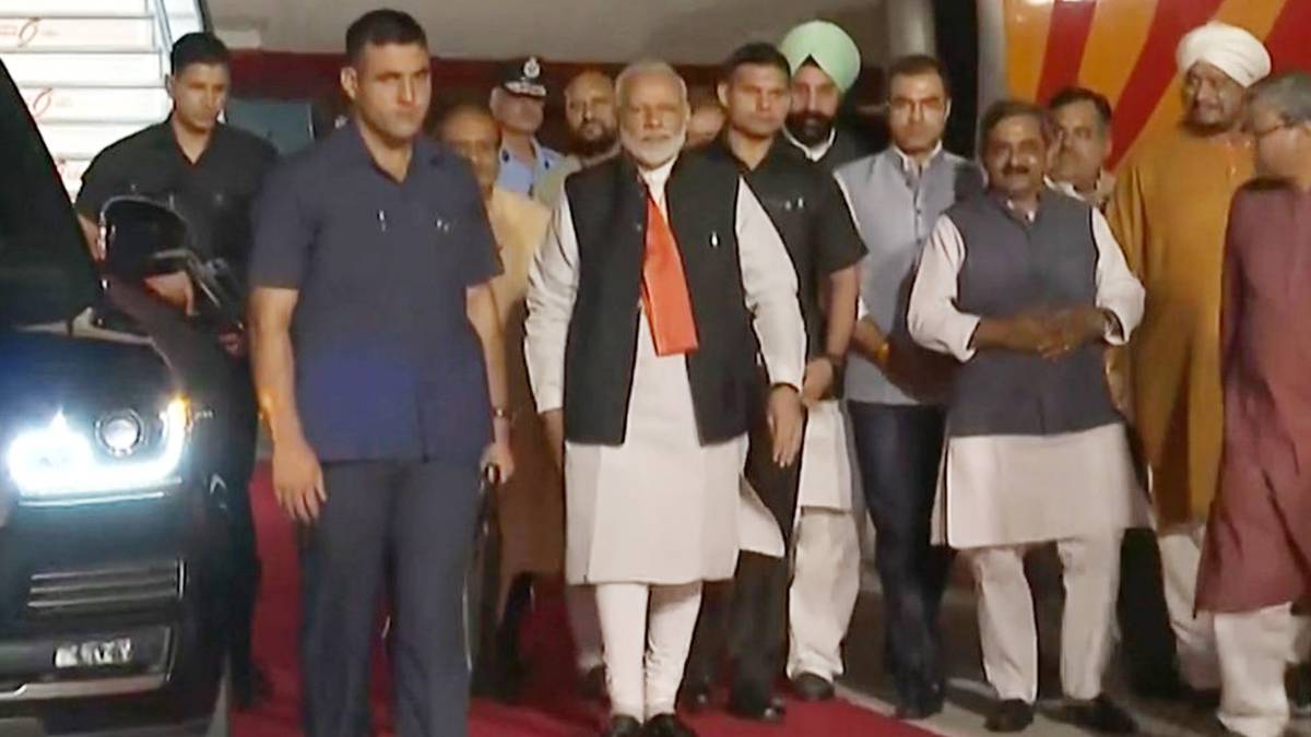 दिल्ली के पालम एयरपोर्ट पर मोदी का स्वागत