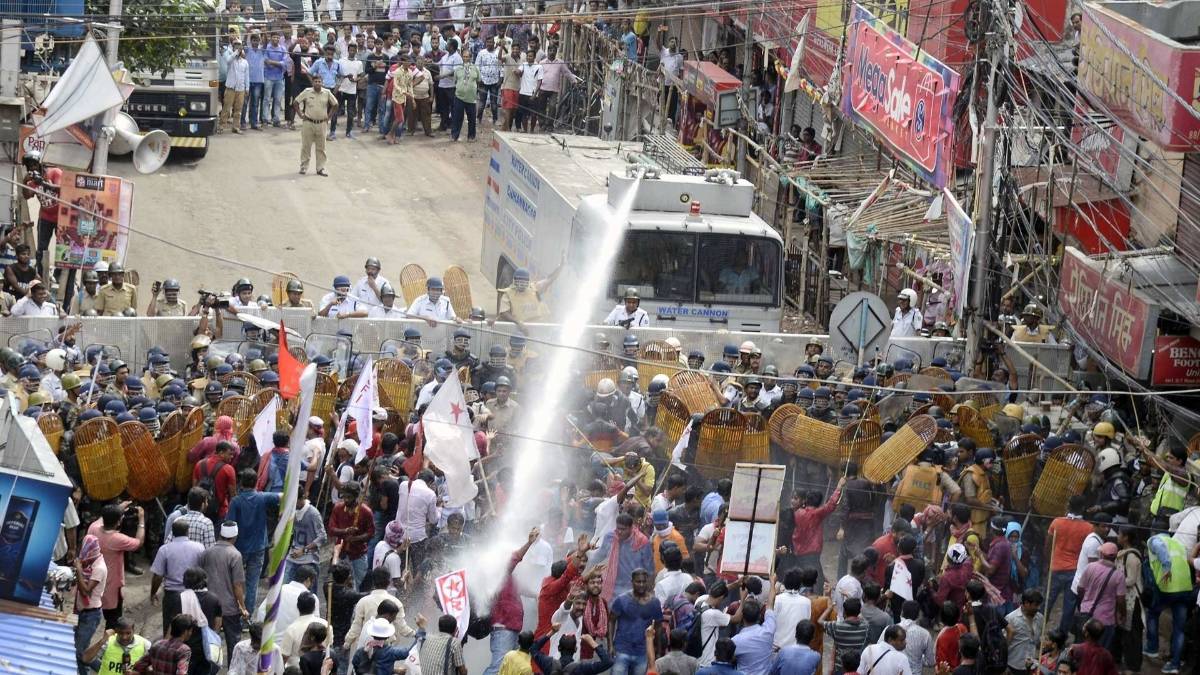 रोजगार के मुद्दे पर घिरी ममता सरकार (फोटो- IANS)