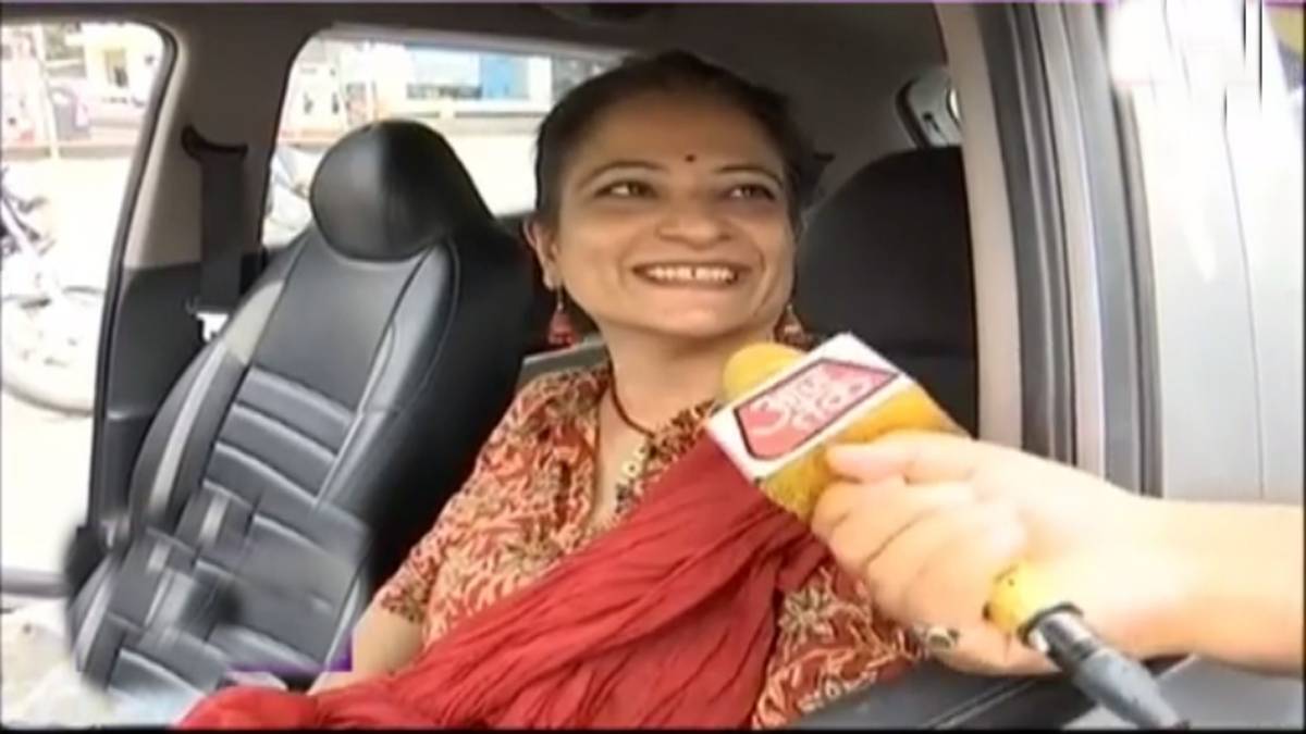 पॉल्यूशन सर्टिफिकेट लेने के लिए लाइन में लगी महिला की तस्वीर