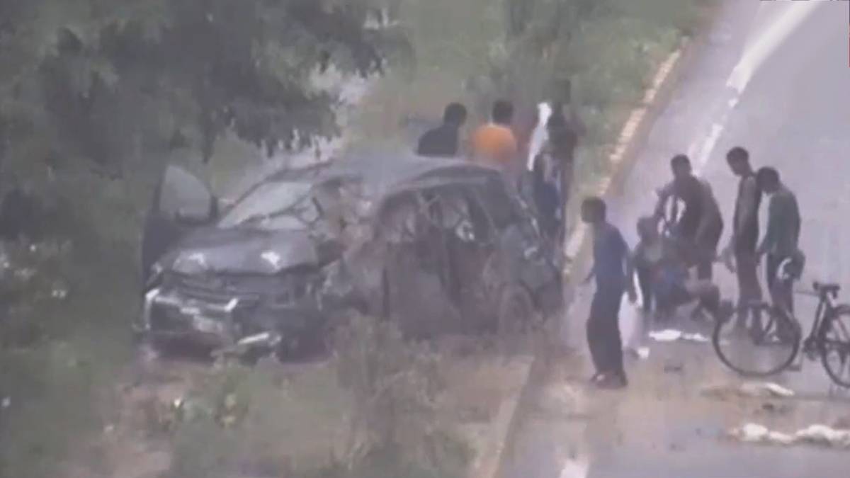 सड़क हादसे में क्षतिग्रस्त कार