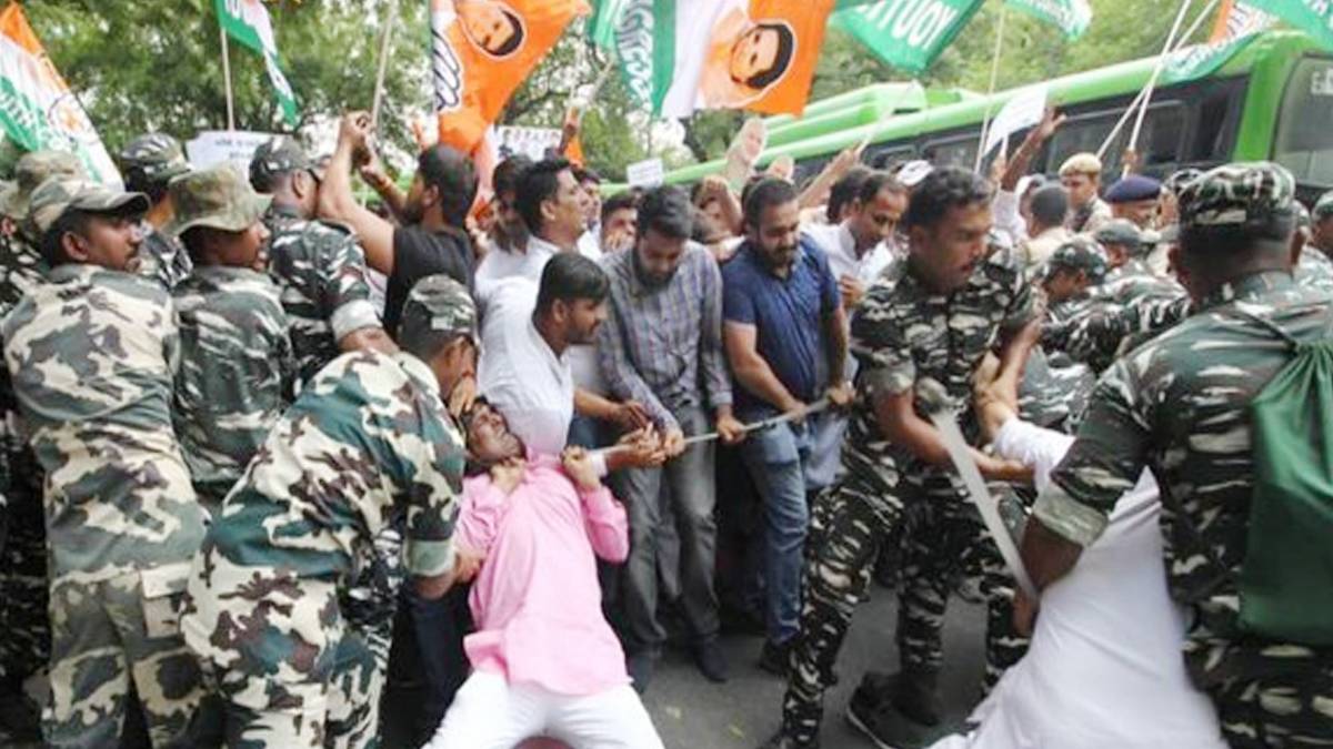 विरोध प्रदर्शन करते यूथ कांग्रेस कार्यकर्ता