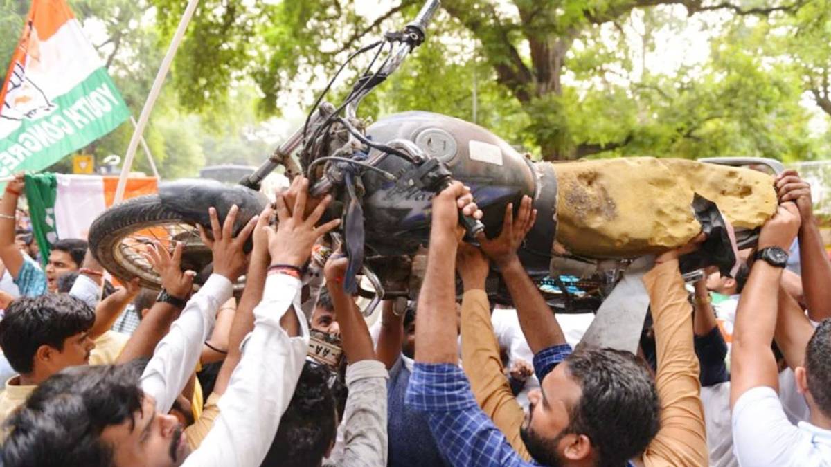 केंद्रीय मंत्री नितिन गडकरी के आवास के बाहर प्रोटेस्ट (तस्वीर-ANI)