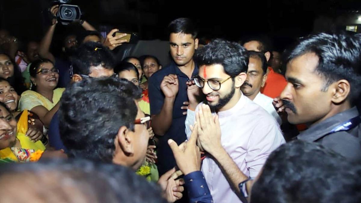 आदित्य ठाकरे ने दाखिल किया नामांकन