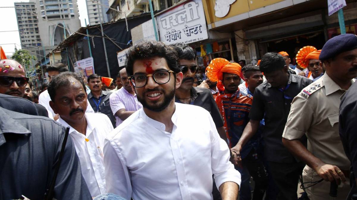 भीड़ देखकर गदगद हुए आदित्य ठाकरे