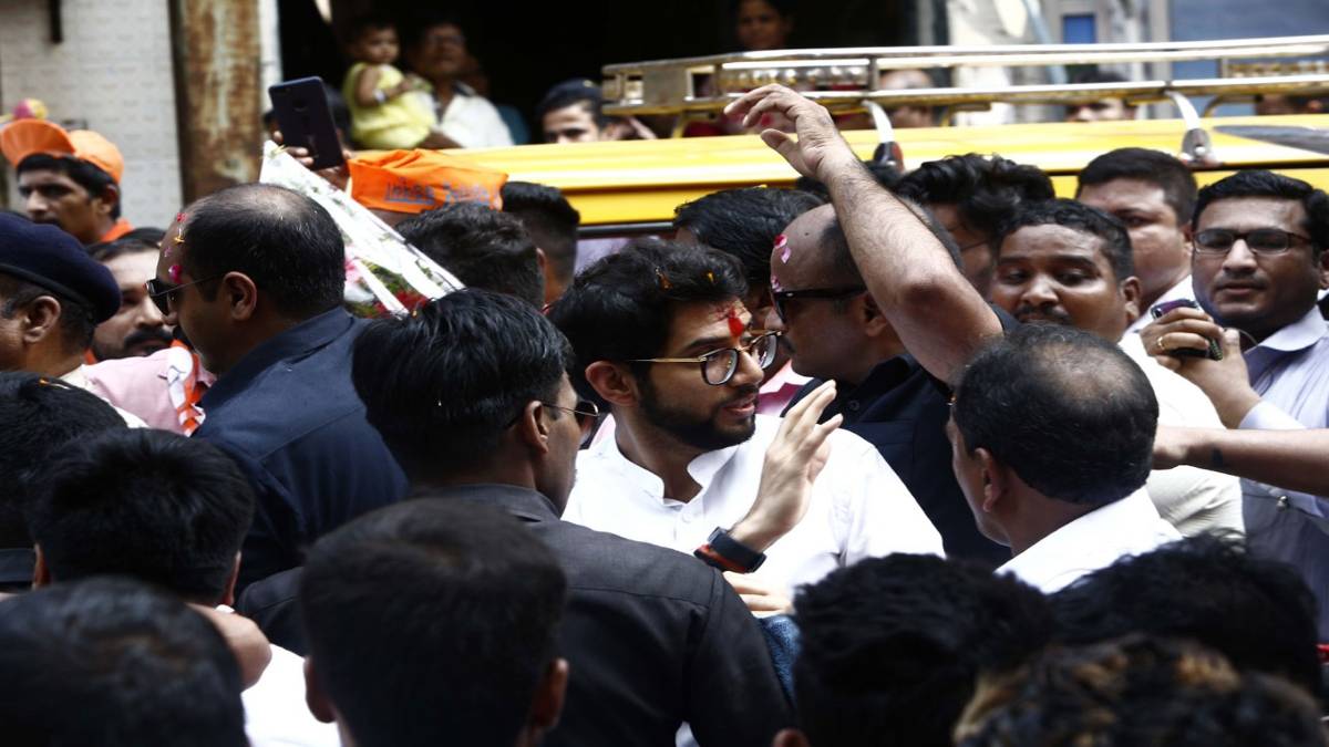 लोगों ने की फूलों की बारिश