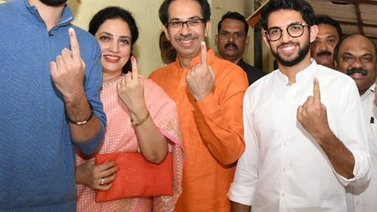 (फोटो- @AUThackeray)