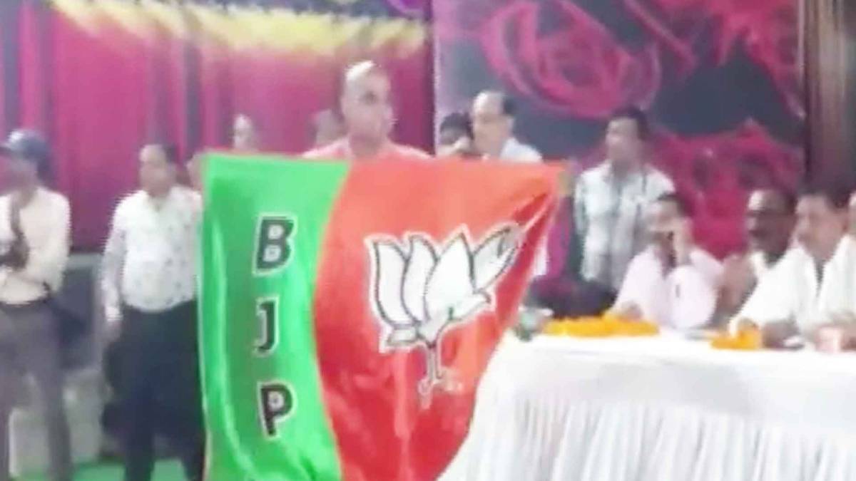 जादू दिखाते हुए बीजेपी नेता अजय दिवाकर