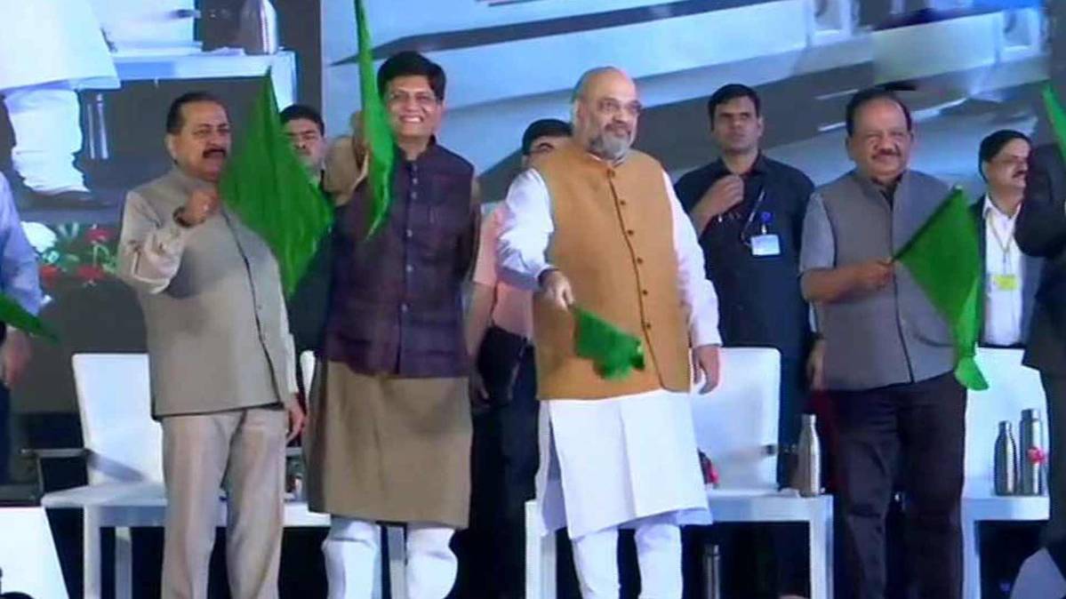 वंदे भारत ट्रेन को अमित शाह ने दिखाई हरी झंडी (PHOTO ANI)