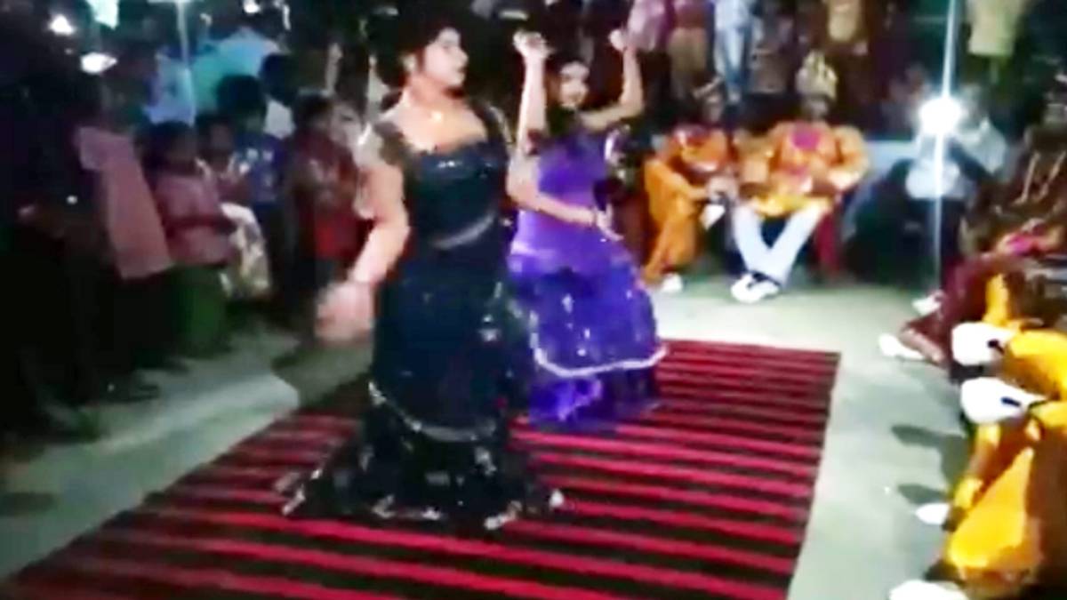 डांस करती हुईं बार बालाएं