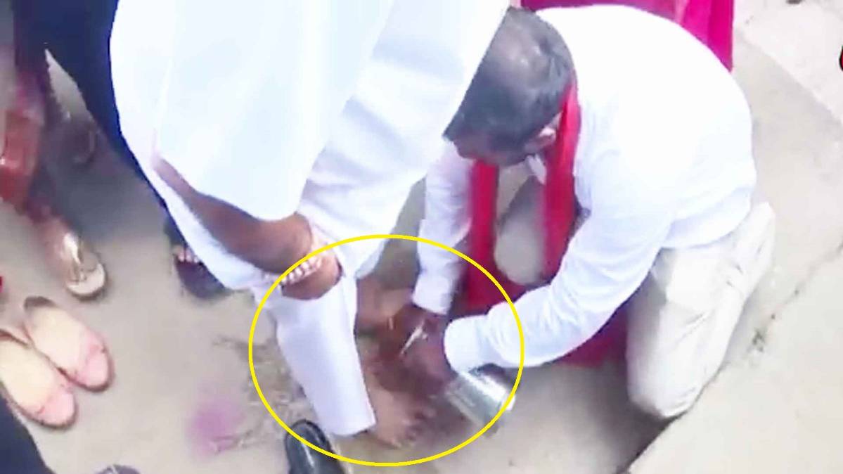 सीएम येदियुरप्पा के पैर धोते हुए शख्स