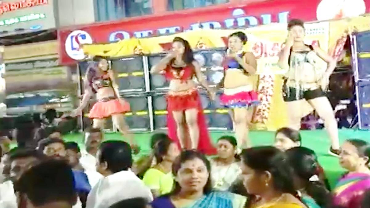 AIADMK ने नचवाईं बार बालाएं