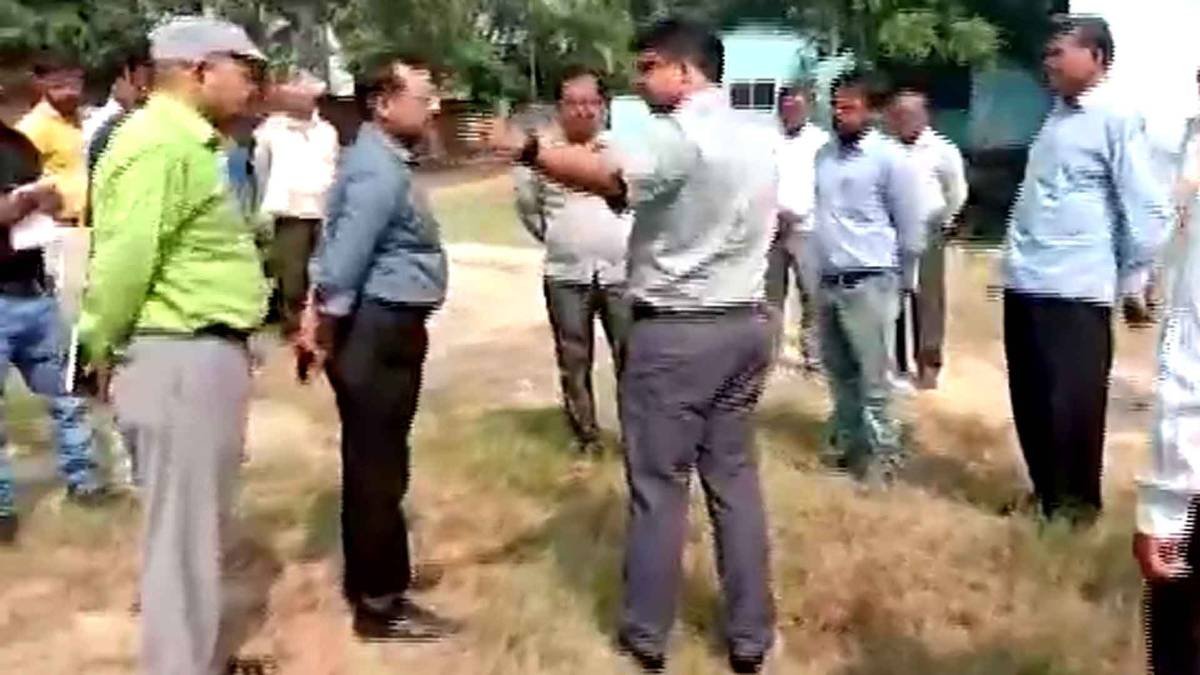 अधिशाषी अभियंता विशेश्वर प्रसाद को डांटते हुए जिलाधिकारी आशुतोष निरंजन