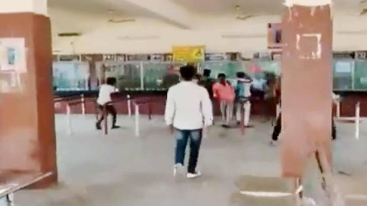 सासाराम में रेलवे स्टेशन पर छात्रों की तोड़फोड़ (फोटो टीवी ग्रैब)