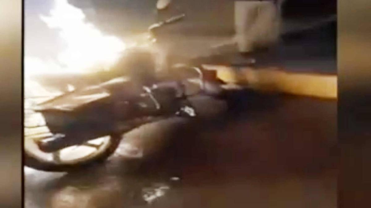 शराबी ने बाइक में आग लगाई