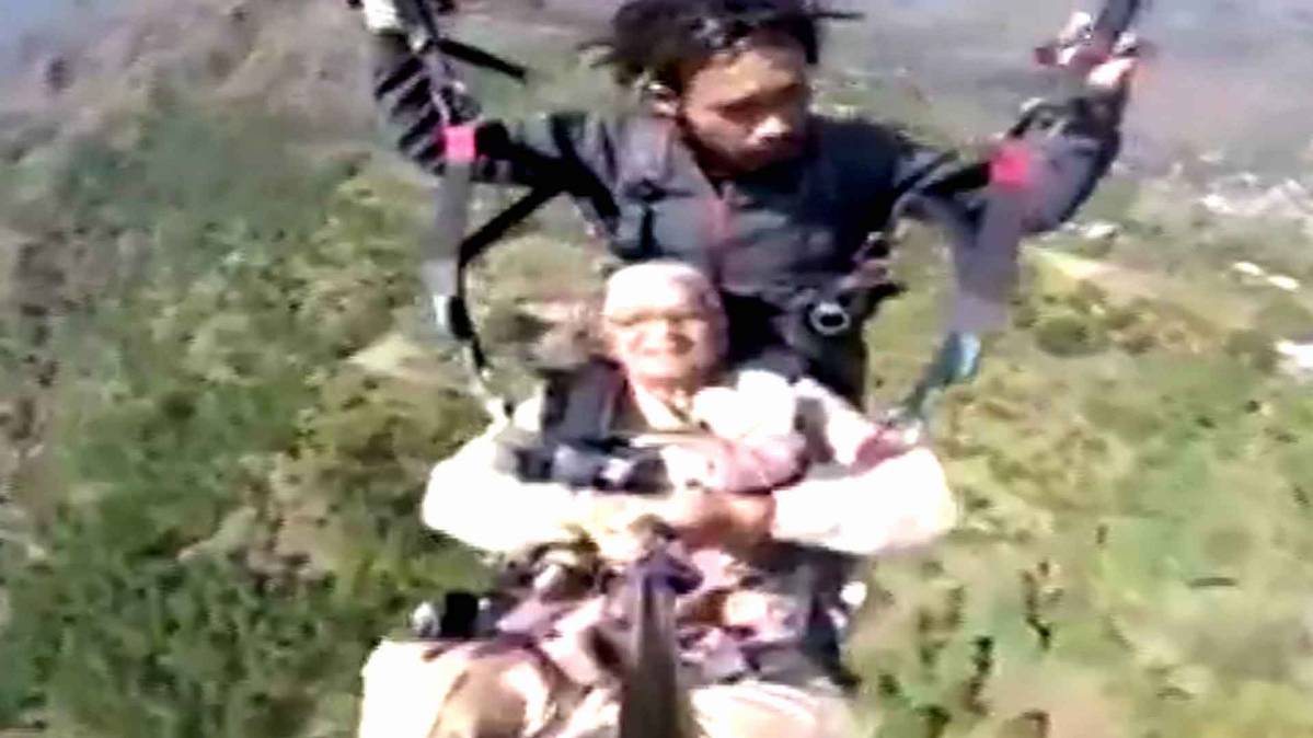 72 साल की उम में पैराग्लाइडिंग करते हुए बुजुर्ग महिला