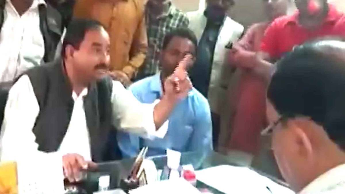 बीडीओ को धमकाते हुए बीजेपी नेता डीके जोशी