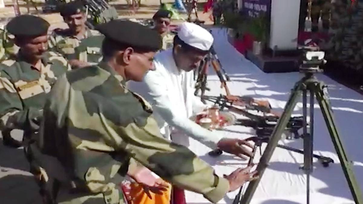 बीएसएफ ने किया शस्त्र पूजन