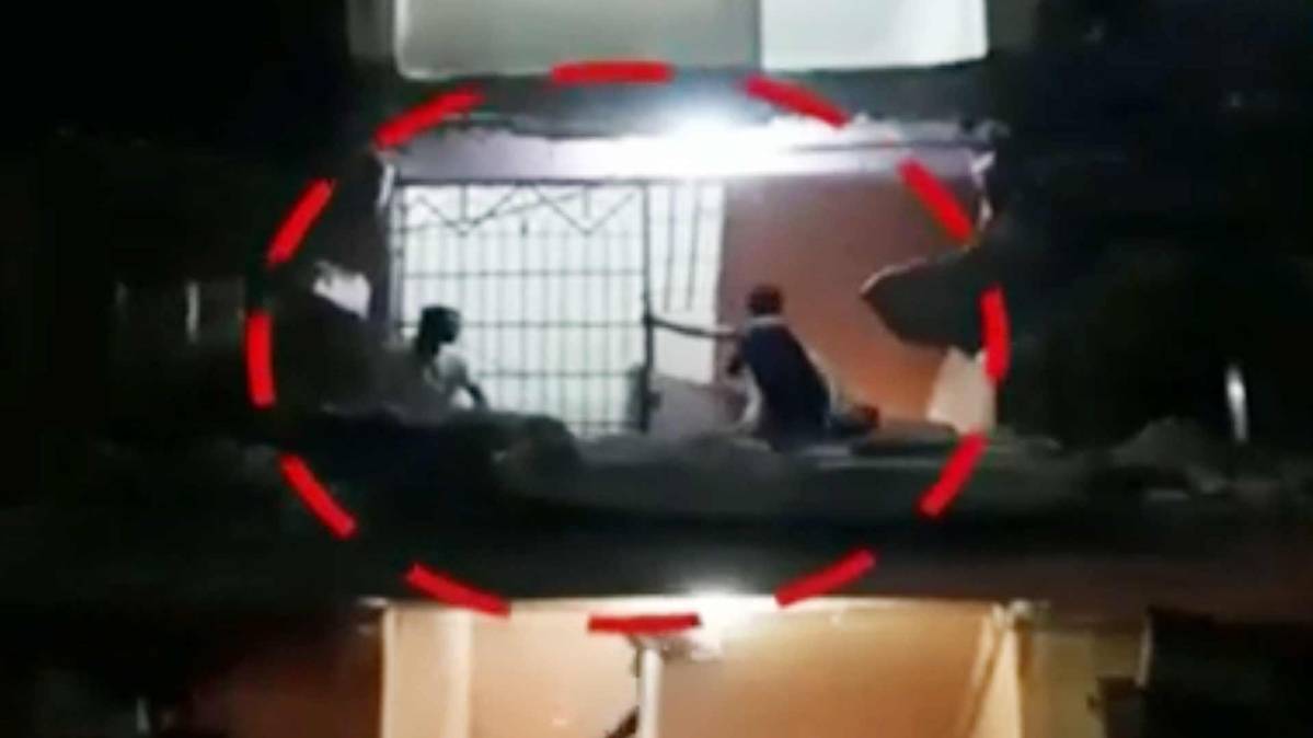 मुंबई में इमारत की बालकनी गिरी (फोटो ANI)