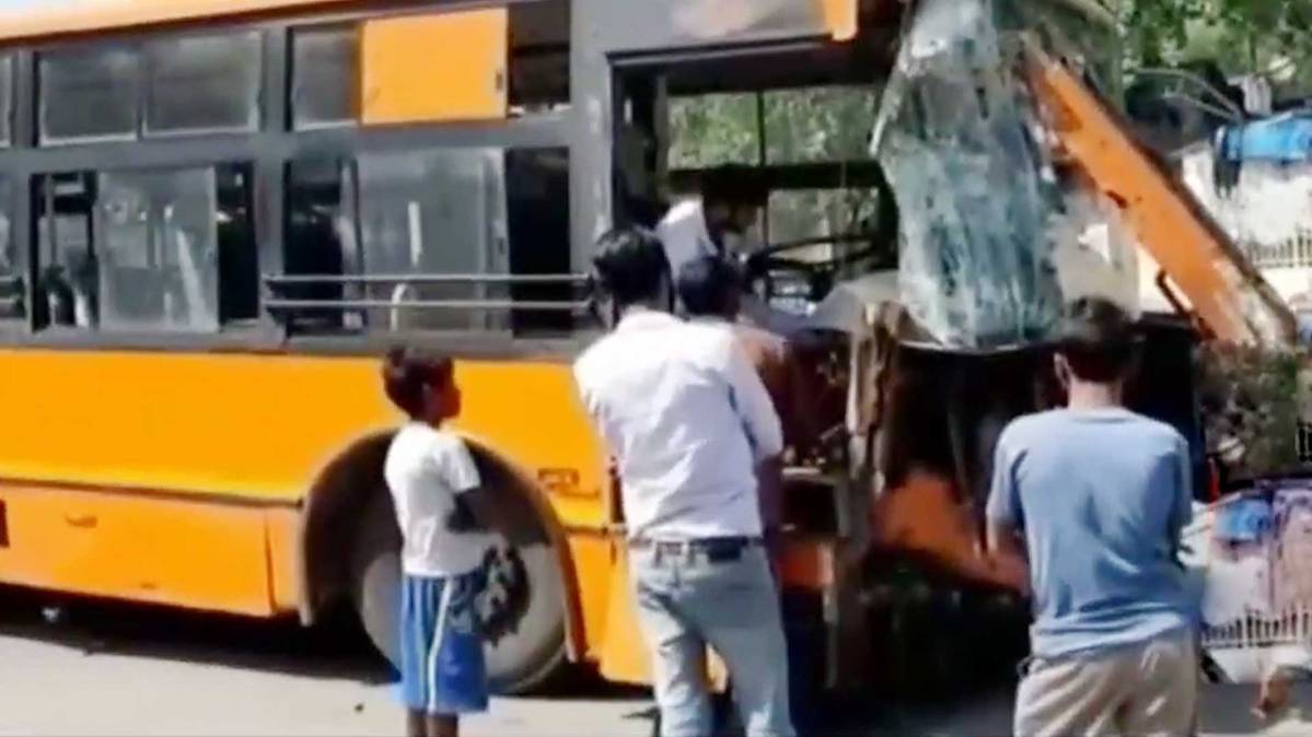 दो बसों में हुई टक्कर