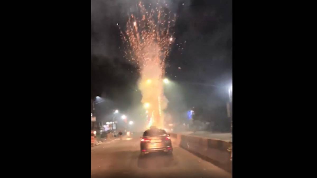 चलती कार की छत पर पटाखे