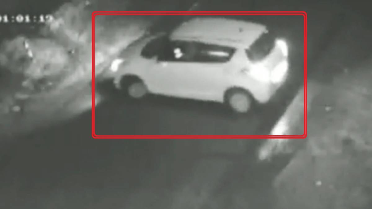 कार को चोरी करते हुए बदमाश