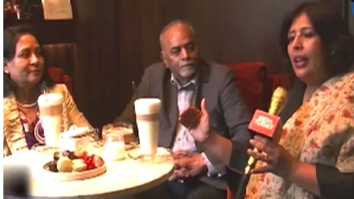 फटाका फैशन के CEO Dattatraya Kadikar और उनकी पत्नी