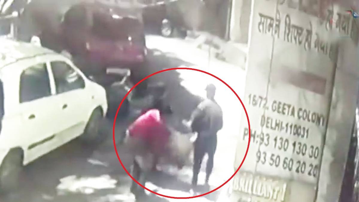 मंदिर में चोरी करते हुए चोरों का सीसीटीवी फुटेज